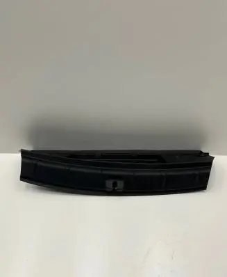 Trunk/boot sill cover protection
