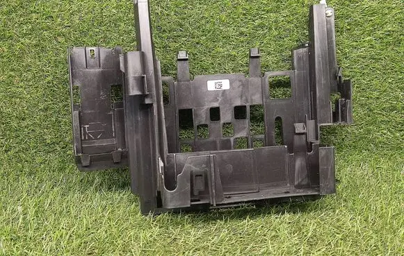 BMW 5 G30 G31 G38 Engine control unit holder 8605530 12908605530 58650910A