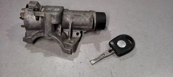 Volkswagen PASSAT B5 Ignition lock 4B0905851A