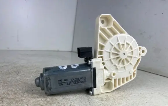 Volkswagen PASSAT B8 Front door window regulator motor 5Q4959802B 150430250441 C22941100