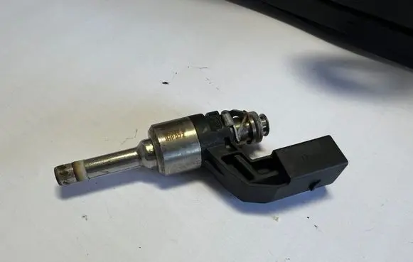 Skoda Octavia Mk2 (1Z) Fuel injector 03F906036F