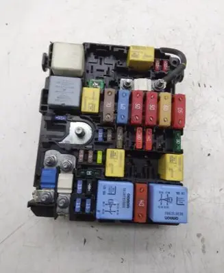 Citroen C4 II Picasso Fuse module 9804848580