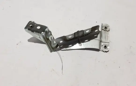 Chevrolet Silverado Fender mounting bracket 23393858