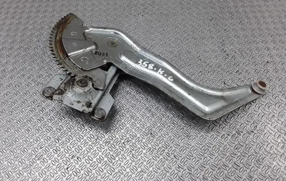 Rear door manual window regulator