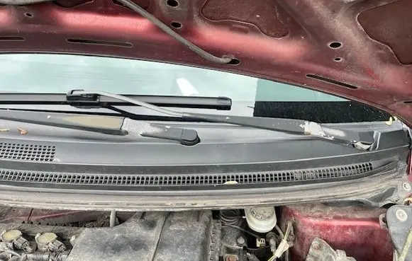 Mitsubishi Colt Front wiper blade arm 