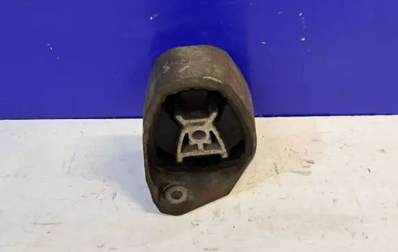 Volvo XC90 Engine mount bracket 31480564 31401144
