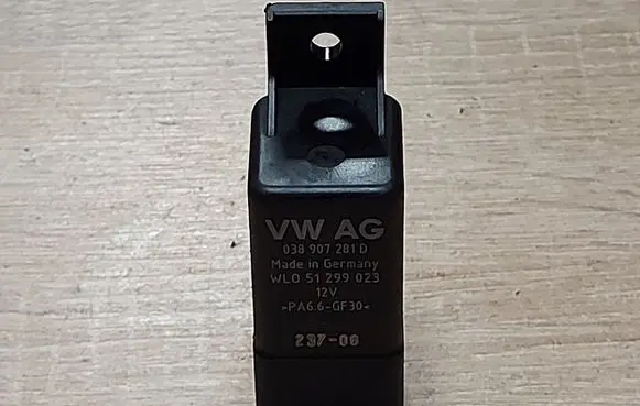 Skoda Octavia Mk2 (1Z) Glow plug pre-heat relay 038907281D WLO51299023