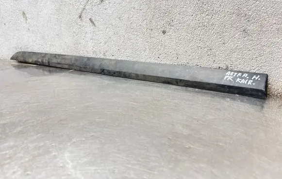 Opel Astra H Front door trim (molding) 24461070
