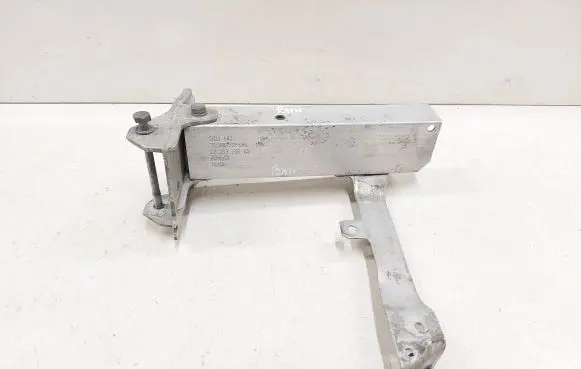 Radiator mount bracket