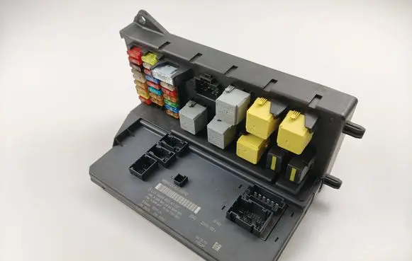 Mercedes-Benz Sprinter W906 SAM control unit A9069004700 A9069011500