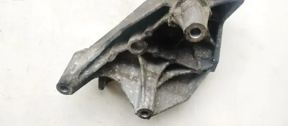 Engine mounting bracket