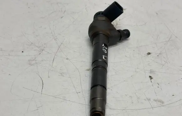 Volkswagen Golf VII Fuel injector 04l130277E