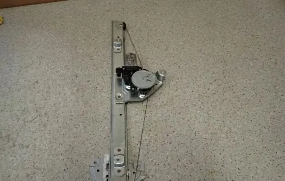 Suzuki Grand Vitara II Front door window regulator with motor