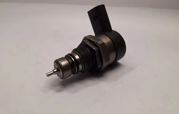 BMW 5 E60 E61 Fuel pressure regulator 0281002949 13537801992 13537800603