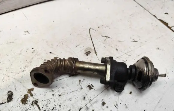 Volkswagen Golf III EGR valve 028131501