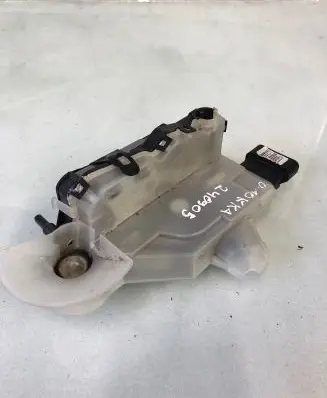 Opel Mokka B Front door lock 16944082
