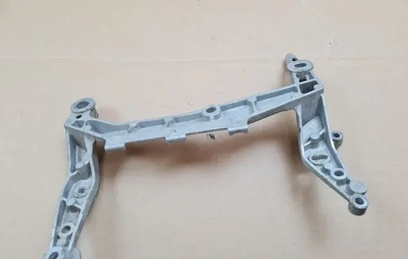 Porsche Cayenne (9PA) Pneumatic air compressor holding bracket 7L0616879
