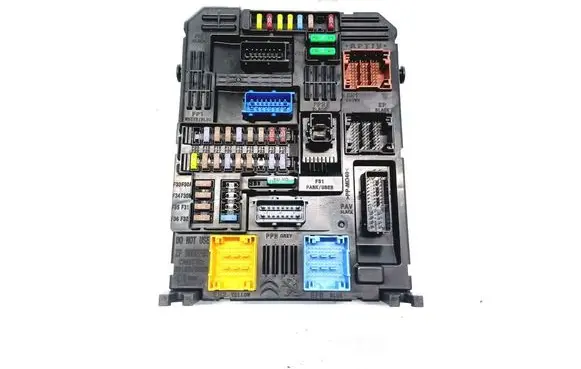 Peugeot 2008 II Fuse module 9832881080