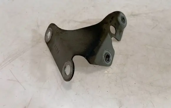 Audi Q7 4L Fender mounting bracket 4L0821136