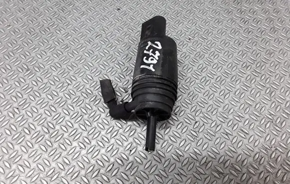 BMW 5 E39 Windscreen/windshield washer pump 67128377612