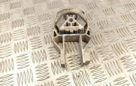 Ford Focus Engine mount bracket