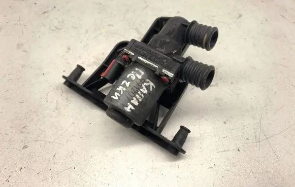 BMW 5 E39 Coolant heater control valve 1147412154 8379921 64118379921