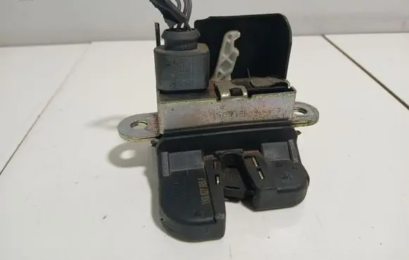 Volkswagen PASSAT B6 Tailgate lock latch 1K6827505F