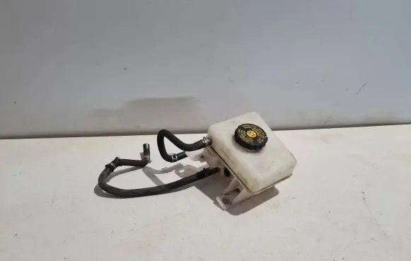 Lexus RX 450H Brake fluid reservoir 