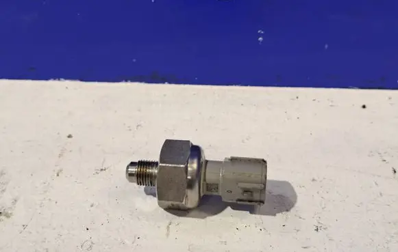 Volvo S90, V90 Fuel pressure sensor 32203286