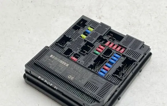 Nissan Navara D23 Fuse module 284B74JU2C
