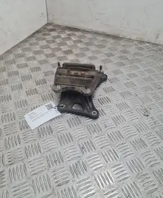 Engine mount bracket