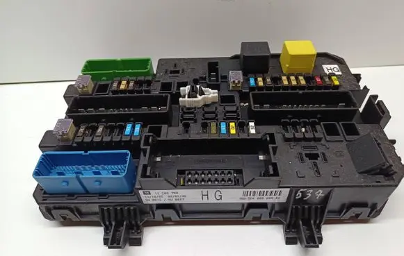 Opel Zafira B Fuse module 13206759 5DK00866952