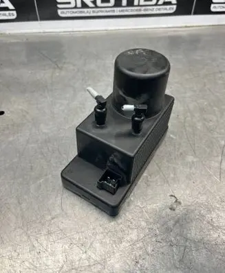 Mercedes-Benz C W203 Central locking vacuum pump 2038000048 0132006365