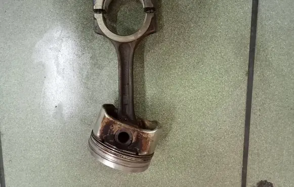Dacia Sandero Piston with connecting rod 69l23