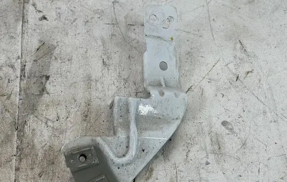 Opel Insignia B Fender mounting bracket 39063368