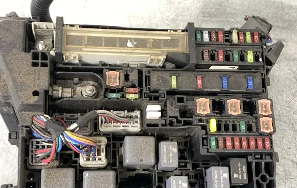 Toyota Avensis T270 Fuse module 8211105T70