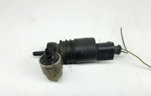 Volkswagen PASSAT B5.5 Windshield washer spray nozzle 