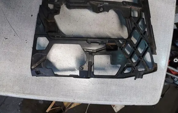 Front bumper mounting bracket