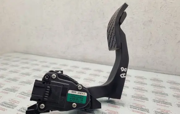 Accelerator throttle pedal