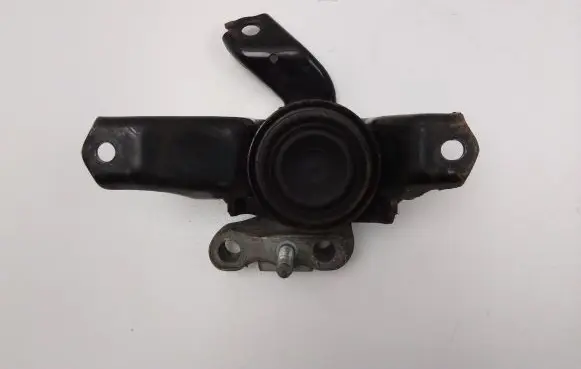 Toyota Yaris Engine mount bracket