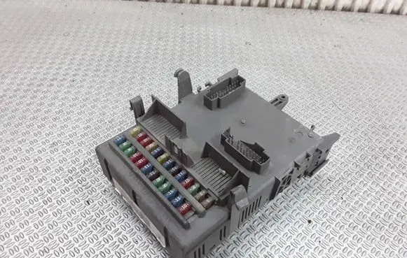 Renault Espace - Grand espace IV Fuse module 8200004201E