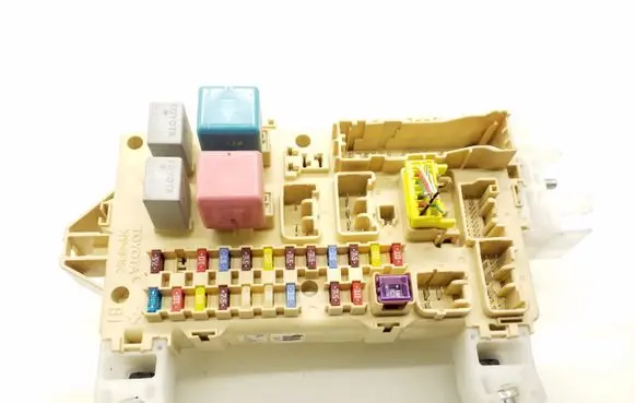Toyota Corolla Verso AR10 Fuse module 892210F030