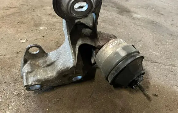 Audi A4 S4 B6 8E 8H Engine mounting bracket