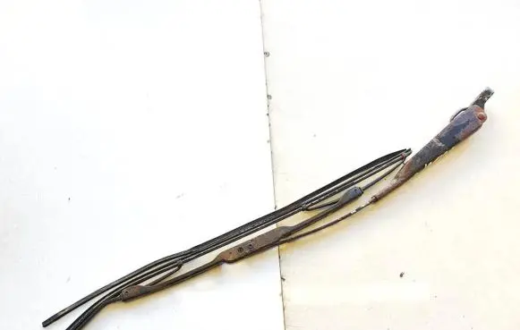 Opel Omega B2 Front wiper blade arm 90457809