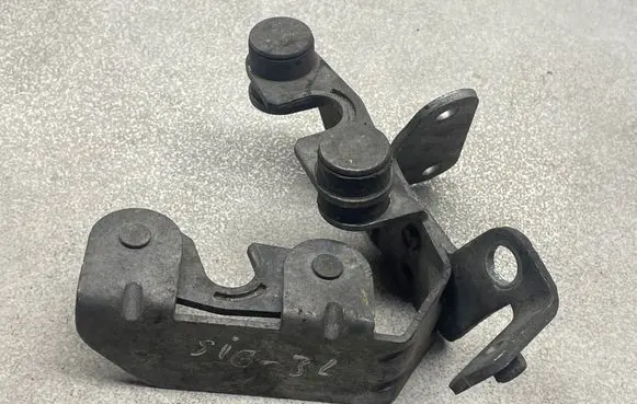 Opel Vectra C Gear shift cable bracket 55351919