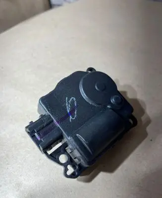 Ford Turneo Courier Air flap motor/actuator AV1119E616AB