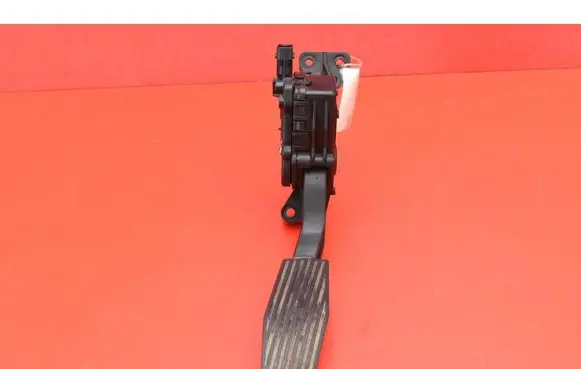Accelerator throttle pedal