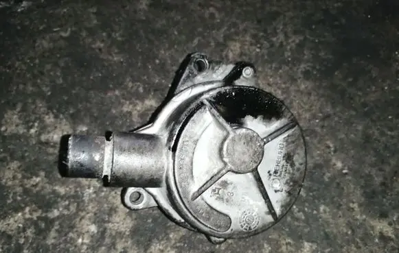 Audi A6 S6 C5 4B Vacuum pump 72218501