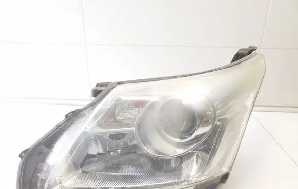 Toyota Avensis T270 Headlight/headlamp KOITO0512