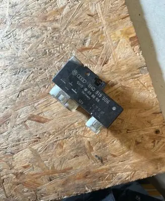 Volkswagen Golf III Coolant fan relay 1H0919506